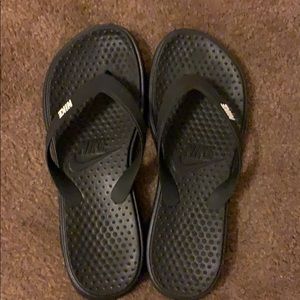 Black nike flip flops